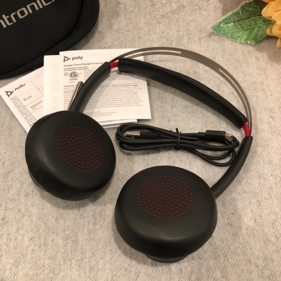 NWT - Poly Voyager Focus UC Bluetooth Headset - Picture 9 of 15
